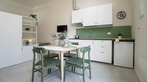ห้องพัก, 1 ห้องนอน, ระเบียง, วิวสวน | ห้องรับประทานอาหาร
