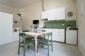 Rom, 1 soverom, balkong, hageutsikt | Spisestue