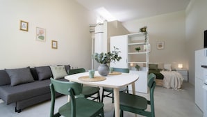 ห้องพัก, 1 ห้องนอน, ระเบียง, วิวสวน | ห้องรับประทานอาหาร