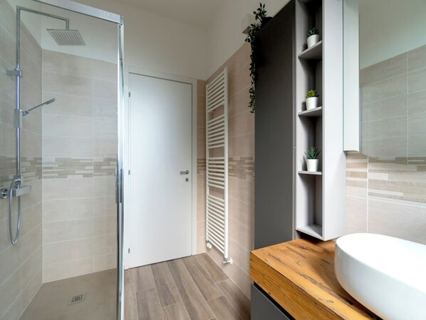 Room, 1 Bedroom, Balcony, Garden View | Bathroom