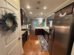 Een koelkast, een magnetron, een oven, een kookplaat