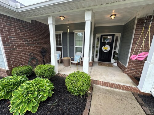 FOUR BEDROOMS! Quiet and convenient Masters rental. Easy access to everything.