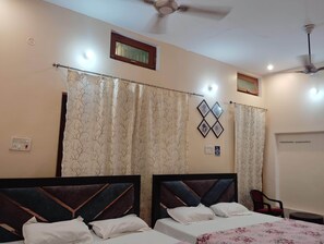 8 bedrooms, travel cot, WiFi, bed sheets