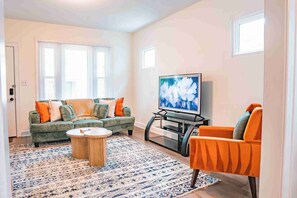 Smart-TV, Kamin, Arbeitsbereiche