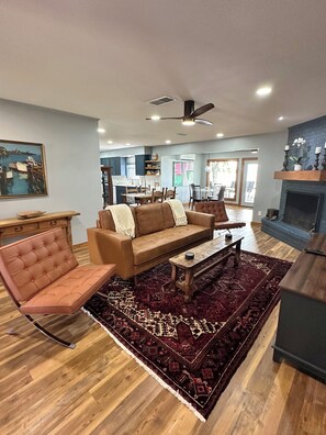 TV, fireplace - Gorgeous Lakefront Home with Private Dock and Deck (Gun Barrel City)