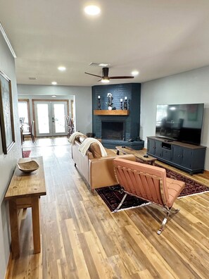 TV, fireplace - Gorgeous Lakefront Home with Private Dock and Deck (Gun Barrel City)