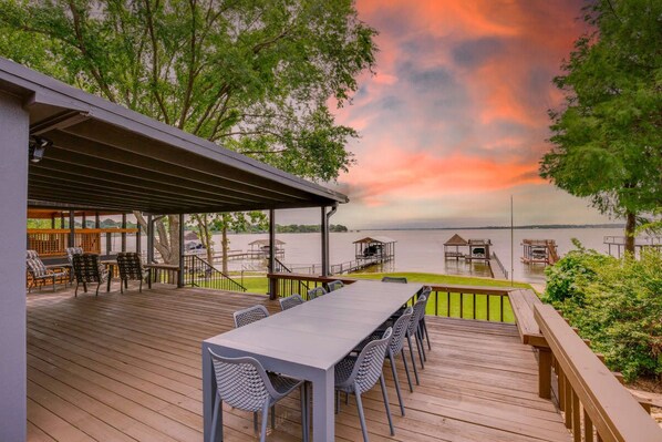Outdoor dining - Gorgeous Lakefront Home with Private Dock and Deck (Gun Barrel City)