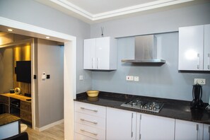 Een koelkast, een microgolfoven, een oven, een kookplaat