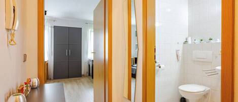 Dusche, Handtücher, Seife, Toilettenpapier