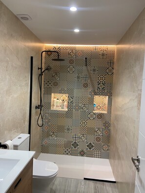 Chuveiro, secador de cabelo, toalhas de banho, sabonete