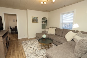 Smart TV, fireplace - Super clean and Charming 3-bedroom house with WiFi, AC in Richfield (Richfield)
