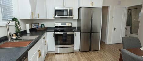 Micro-ondes, four, plaque de cuisson, lave-vaisselle