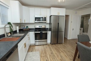 Microwave, oven, stovetop, dishwasher - Super clean and Charming 3-bedroom house with WiFi, AC in Richfield (Richfield)