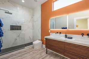 Dusj, hårføner, håndklær og såpe