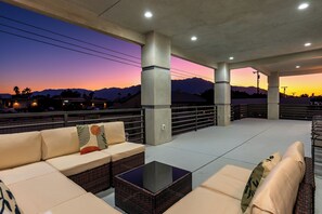 Terrace/patio - Spacious New Build - Heated Pool, Covered Patio, Sunsets, Games, Luxurious Space (Desert Hot Springs)