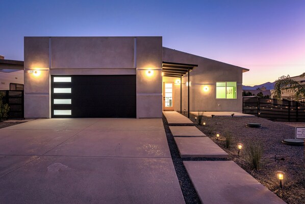 Property grounds - Spacious New Build - Heated Pool, Covered Patio, Sunsets, Games, Luxurious Space (Desert Hot Springs)