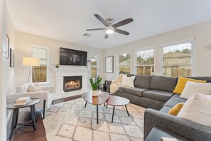 スマートテレビ、卓球台、書斎 / ワークスペース、PC モニター