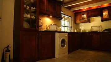 Geladeira, micro-ondas, cooktop, chaleira elétrica