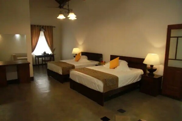 5 bedrooms, iron/ironing board, WiFi, bed sheets