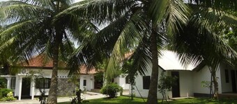Spacious Luxury Villa with 5 bedrooms in the Coastal City of Tangalle