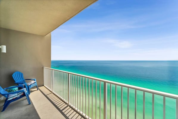 Ein Balkon mit Blick auf den Ozean.