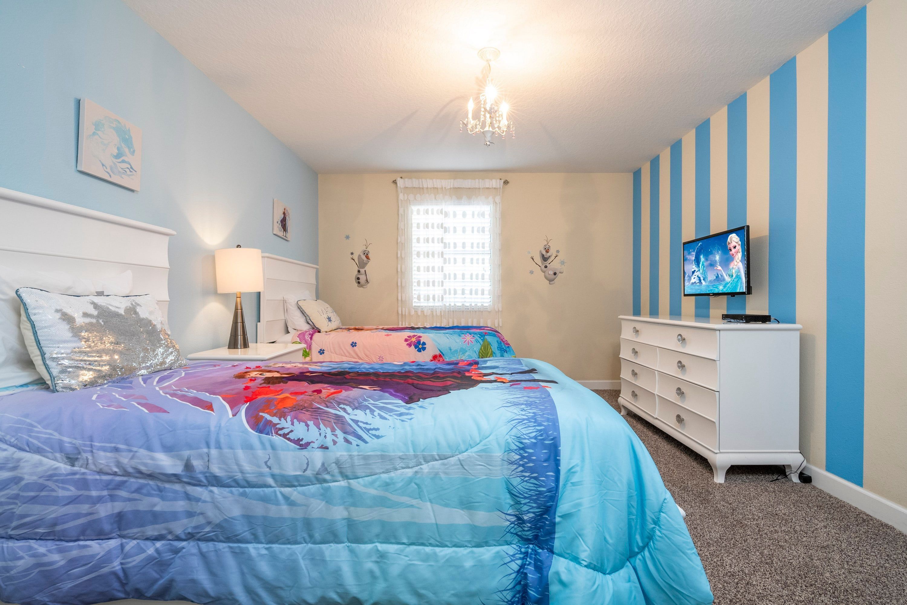 Ein Schlafzimmer mit Bett, Kommode und Fernseher.