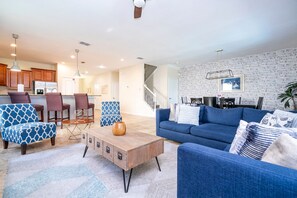 House - Free Pool Heat if you Stay in the Month of November (Davenport)