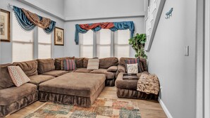 A spacious living room with a large sectional sofa, a coffee table, and a patterned rug. - Beautiful Sunsets at 3BR Villa in Reno (Reno)