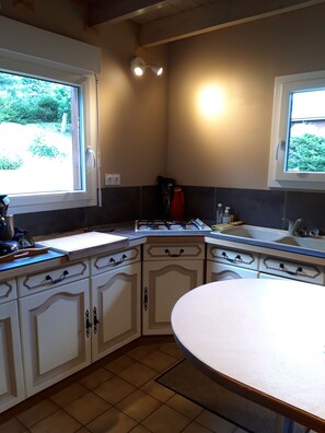 Micro-ondes, four, plaque de cuisson, lave-vaisselle