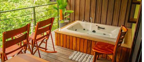 Outdoor spa tub