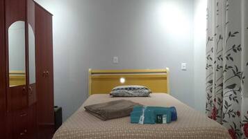 1 dormitori, planxa i posts de planxar, wifi i roba de llit