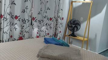 1 Schlafzimmer, BĂŒgeleisen/BĂŒgelbrett, WLAN, BettwĂ€sche