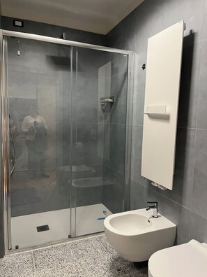 淋浴設備、風筒、坐浴桶、提供毛巾