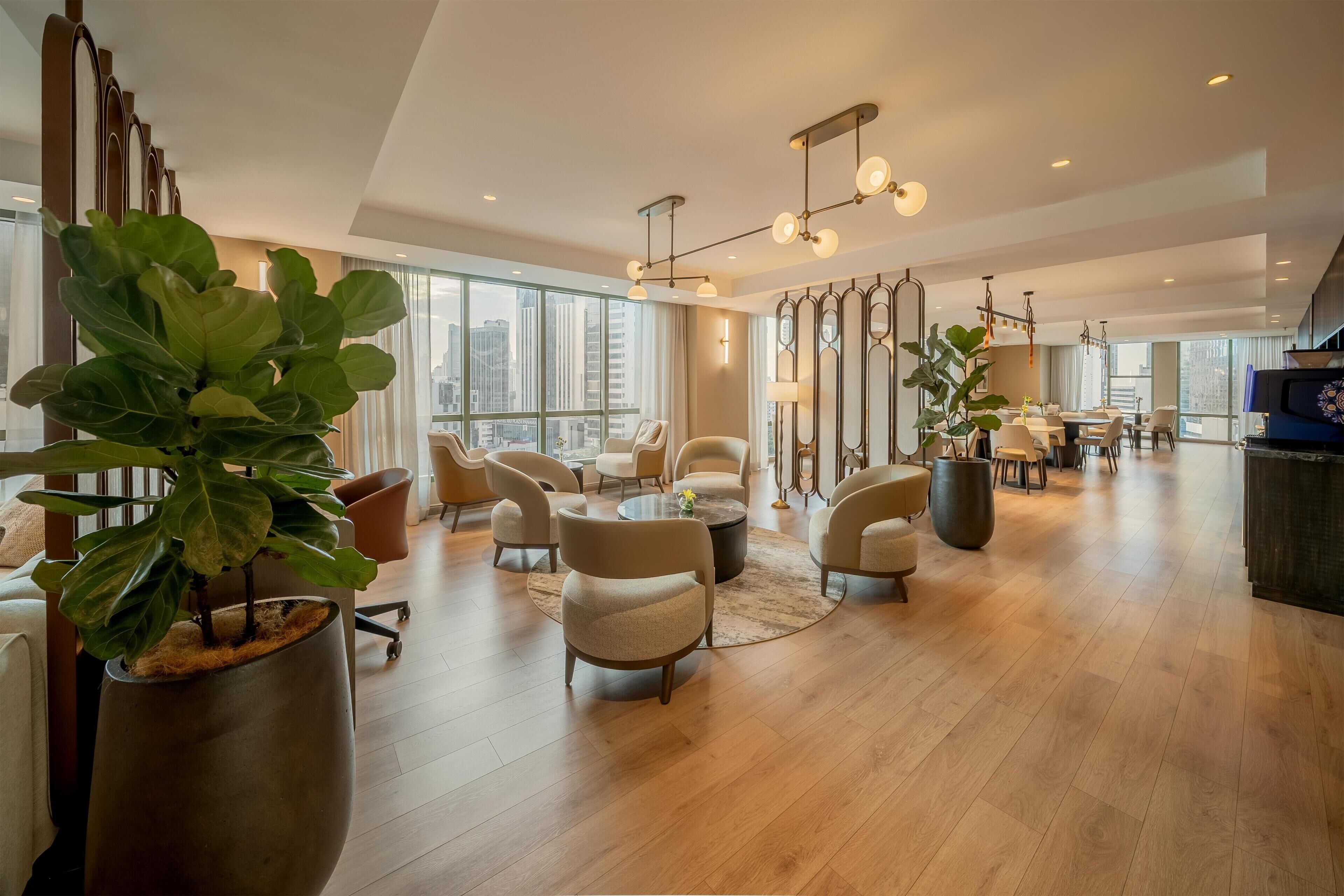 2 bars/lounges, cocktail bar, lobby lounge