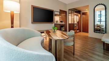 Minibar, coffres-forts dans les chambres, bureau