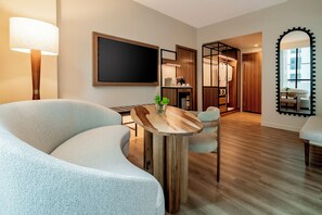 Minibar, brankas, meja kerja, dan tirai kedap cahaya