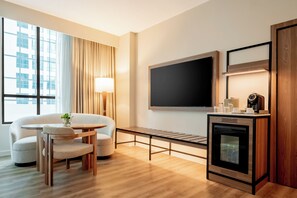 Minibar, brankas, meja kerja, dan tirai kedap cahaya