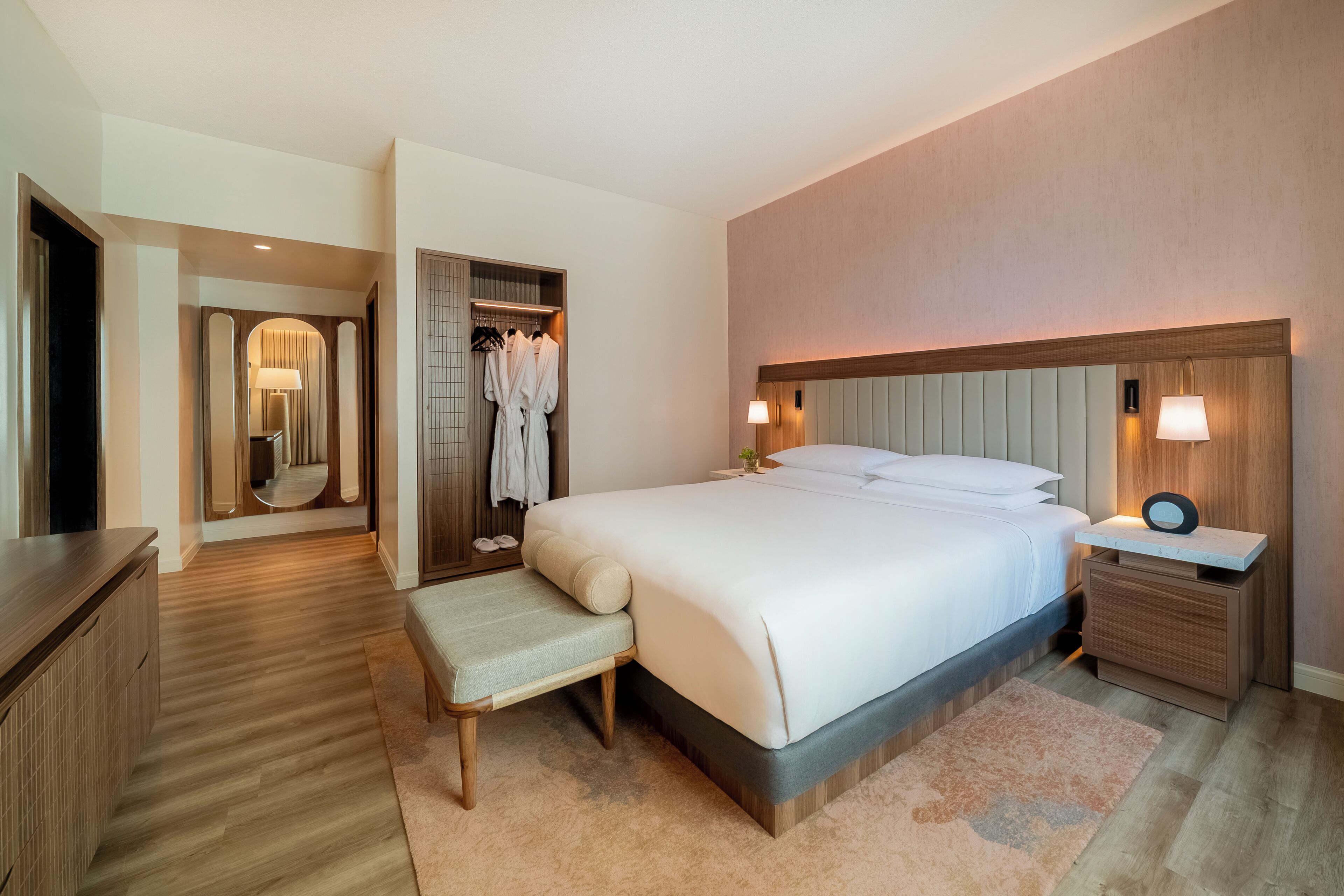 Minibar, coffres-forts dans les chambres, bureau, rideaux occultants