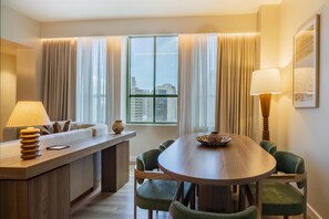 Minibar, in-room safe, desk, laptop workspace - Hyatt Regency Panama City (Panama City)