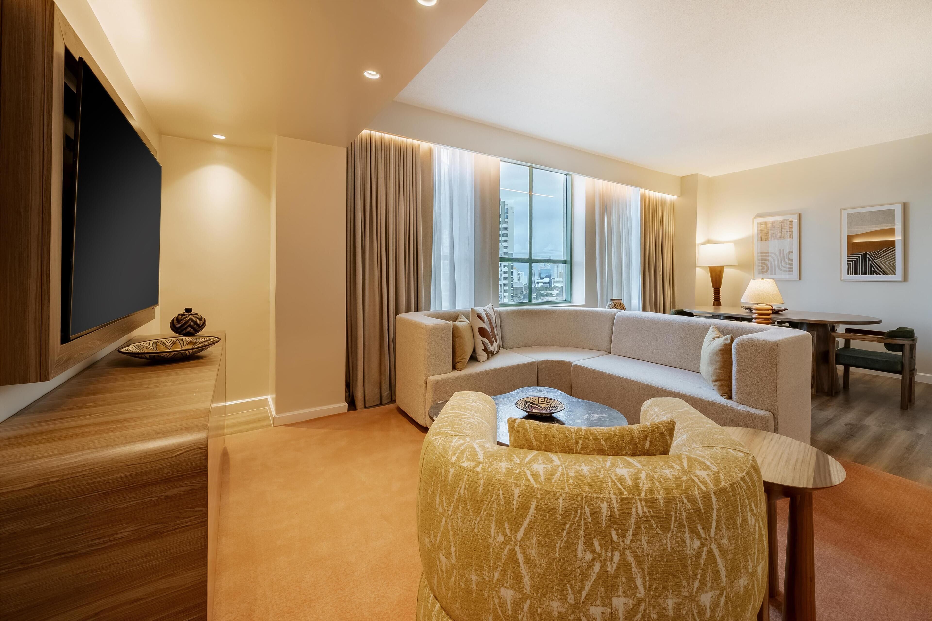 ห้องดีลักซ์สวีท, 1 ห้องนอน (King) | มินิบาร์, ตู้นิรภัยในห้องพัก, โต๊ะทำงาน, ผ้าม่านกันแสง