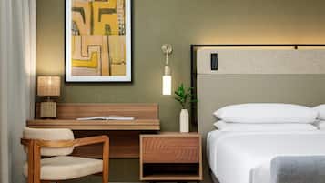 Minibar, caja de seguridad en la habitación y escritorio