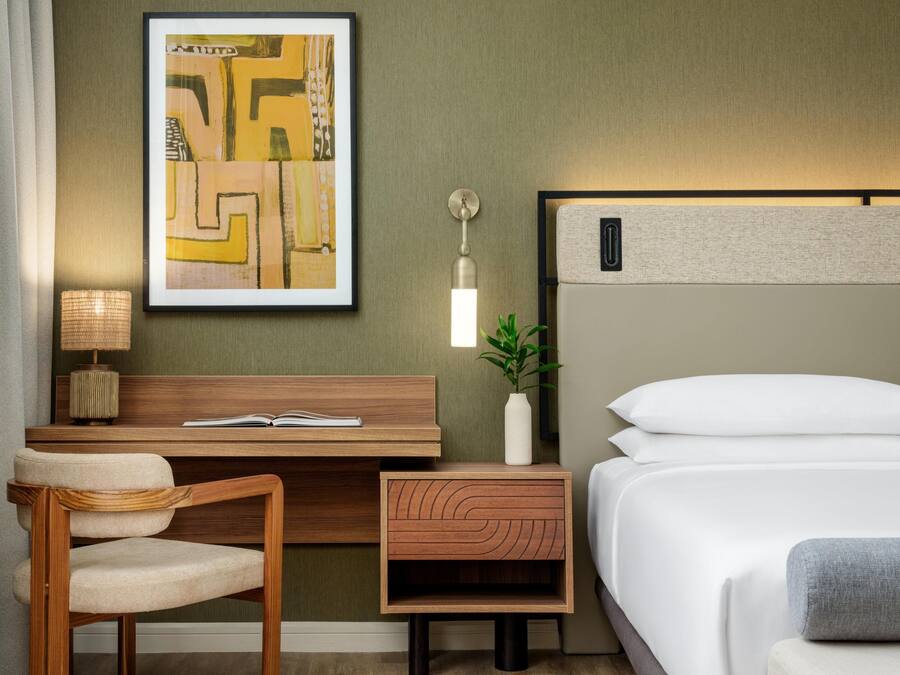 Minibar, caja de seguridad en la habitación y escritorio