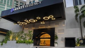 A modern building with a sign reading 'HYATT REGENCY.' - Hyatt Regency Panama City (Panama City)