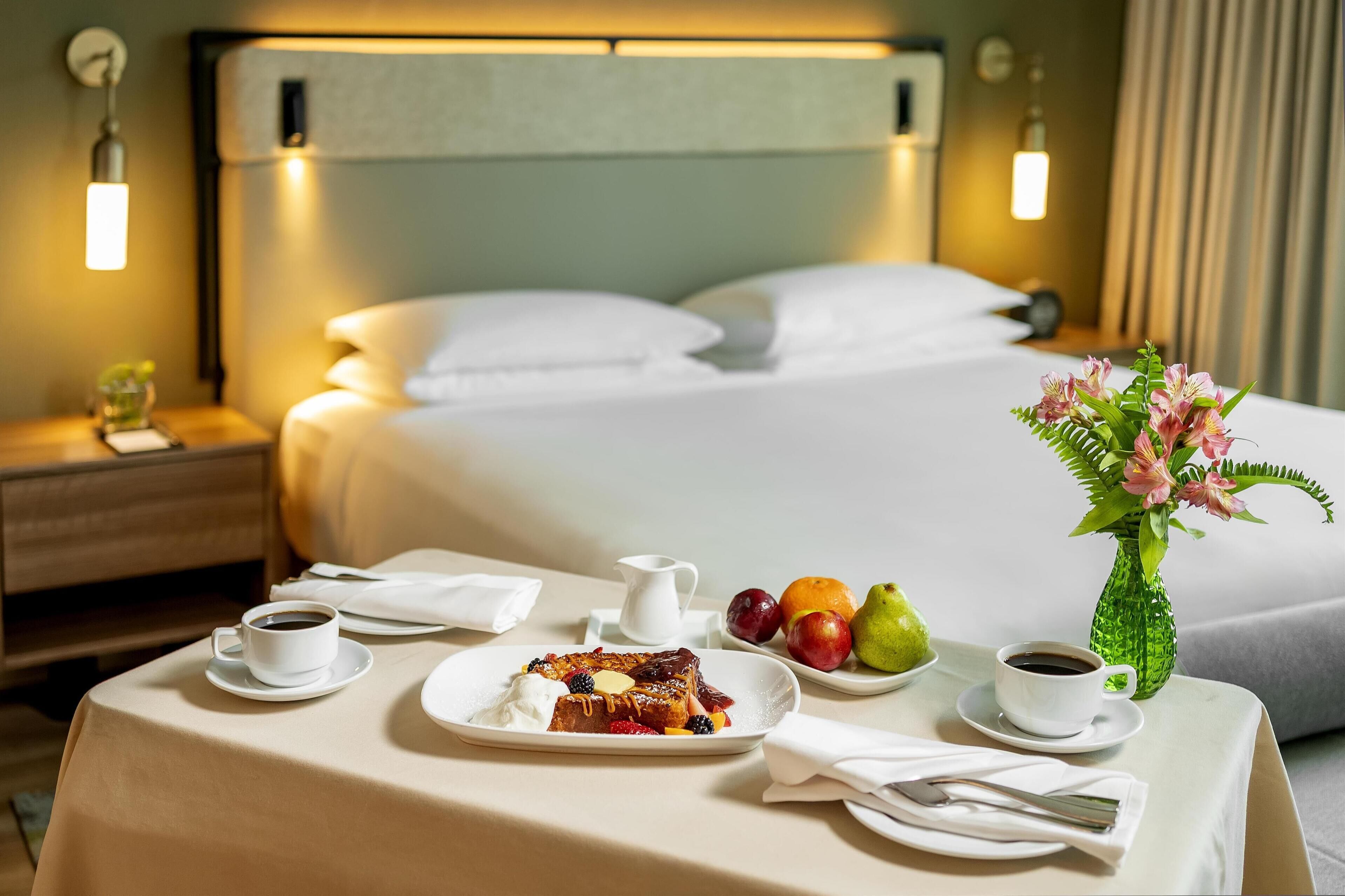 Room, 1 King Bed, Corner | Minibar, in-room safe, desk, blackout drapes