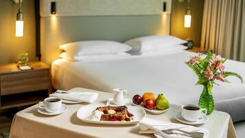 Room, 1 King Bed, Corner | Minibar, in-room safe, desk, blackout drapes