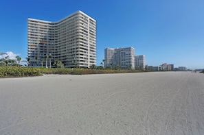 Plage, chaises longues, serviettes de plage