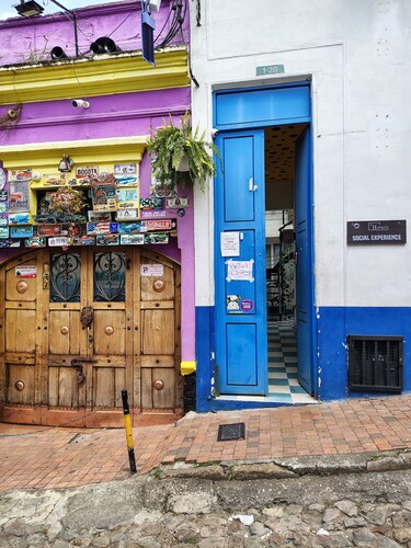 The HiPinto Social Experience