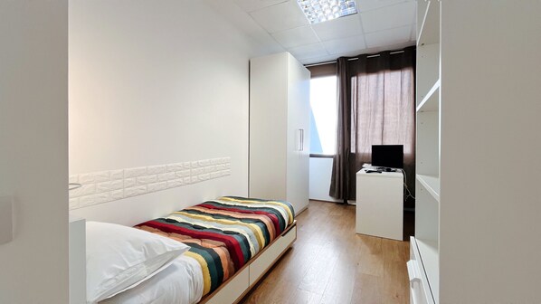 1 sovrum, skrivbord och sängkläder