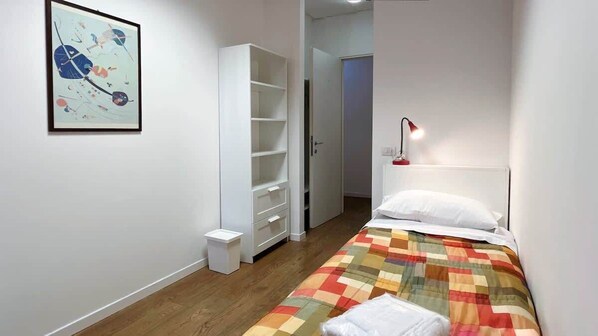 1 chambre, fer et planche à repasser, draps fournis