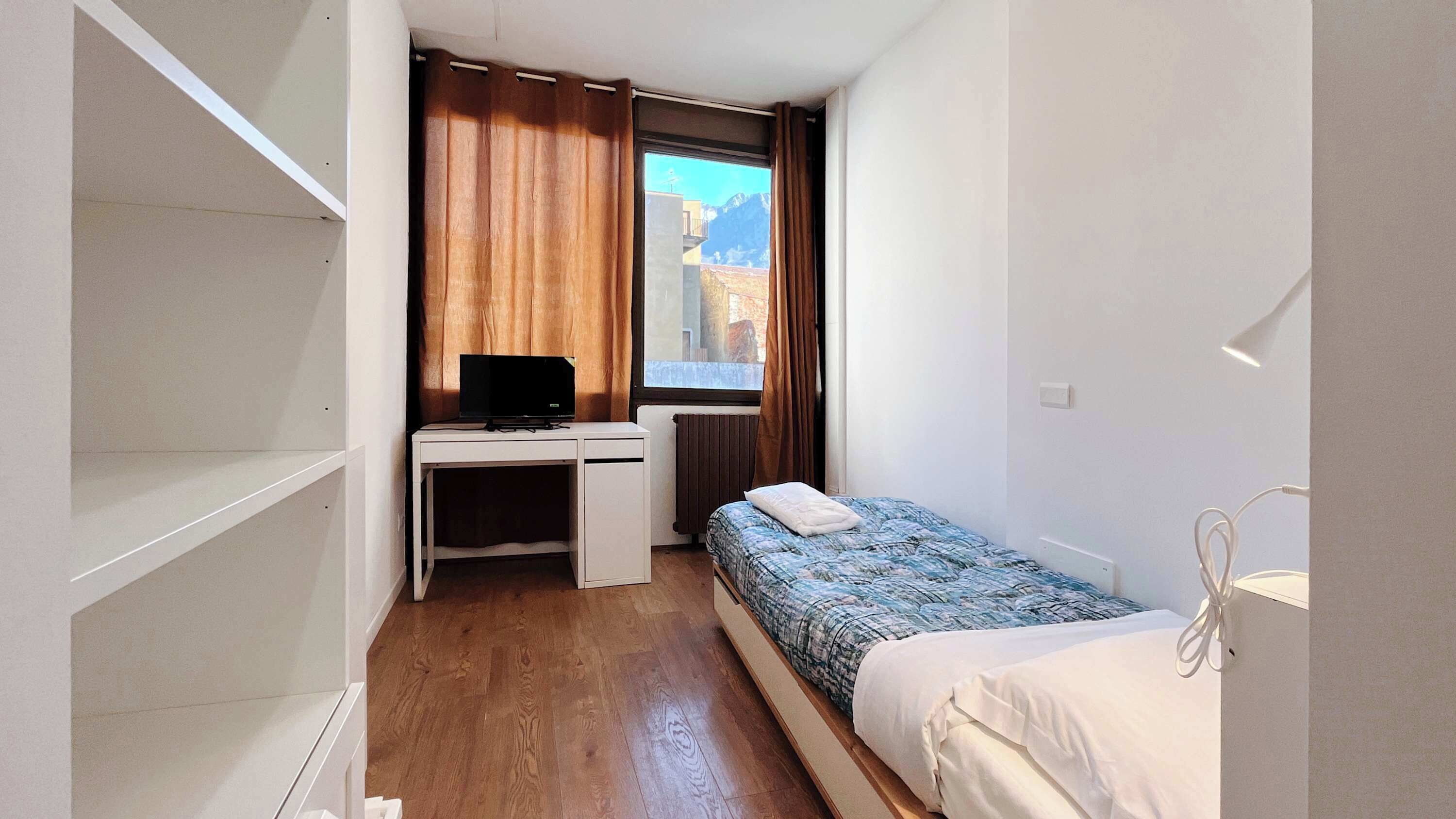 Iron/ironing board, internet, bed sheets